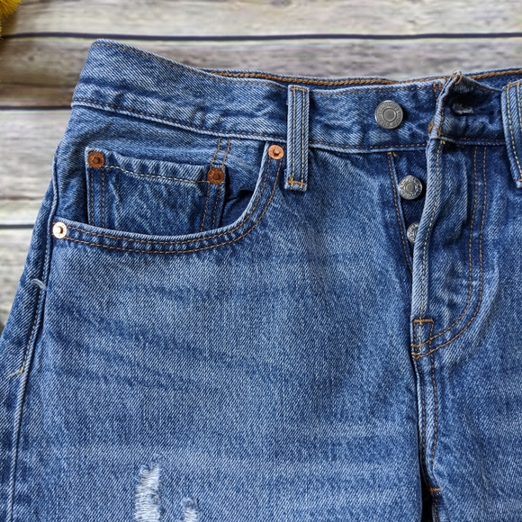 Levi's Rose Embroidered Distressed Tapered… - Picture 15 of 15